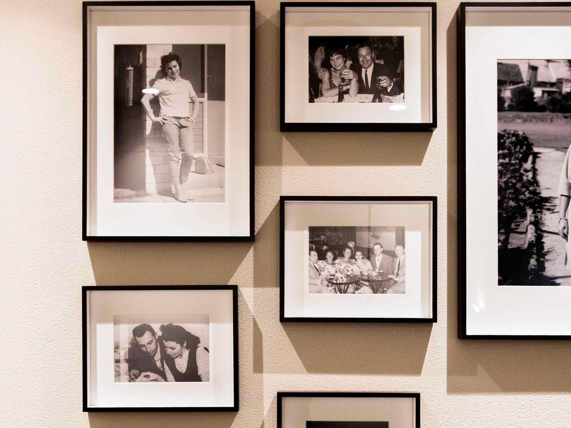 Pullman Melbourne City Centre Екстер'єр фото Photographs mounted on a wall