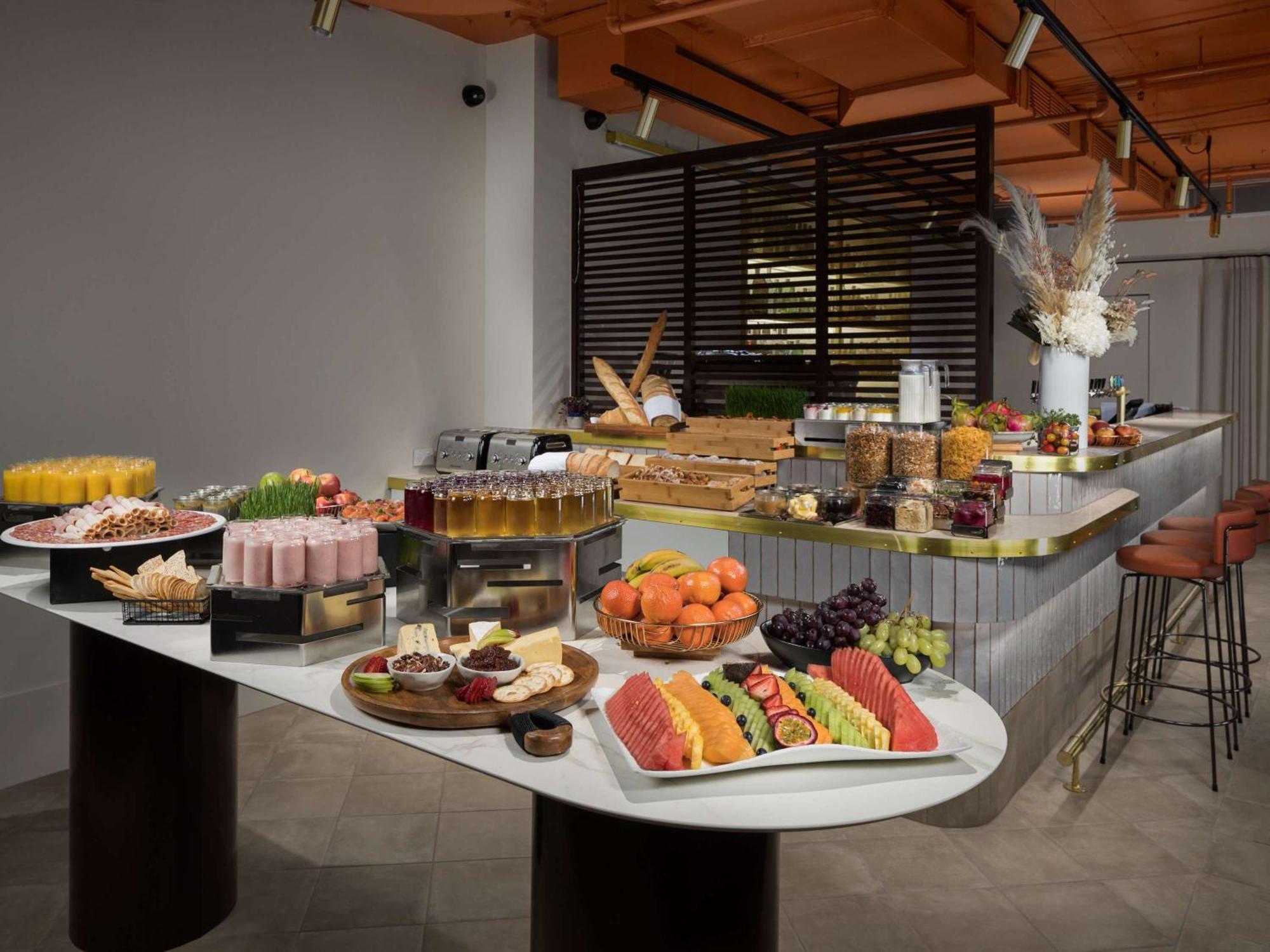 Pullman Melbourne City Centre Екстер'єр фото The lounge at the airport