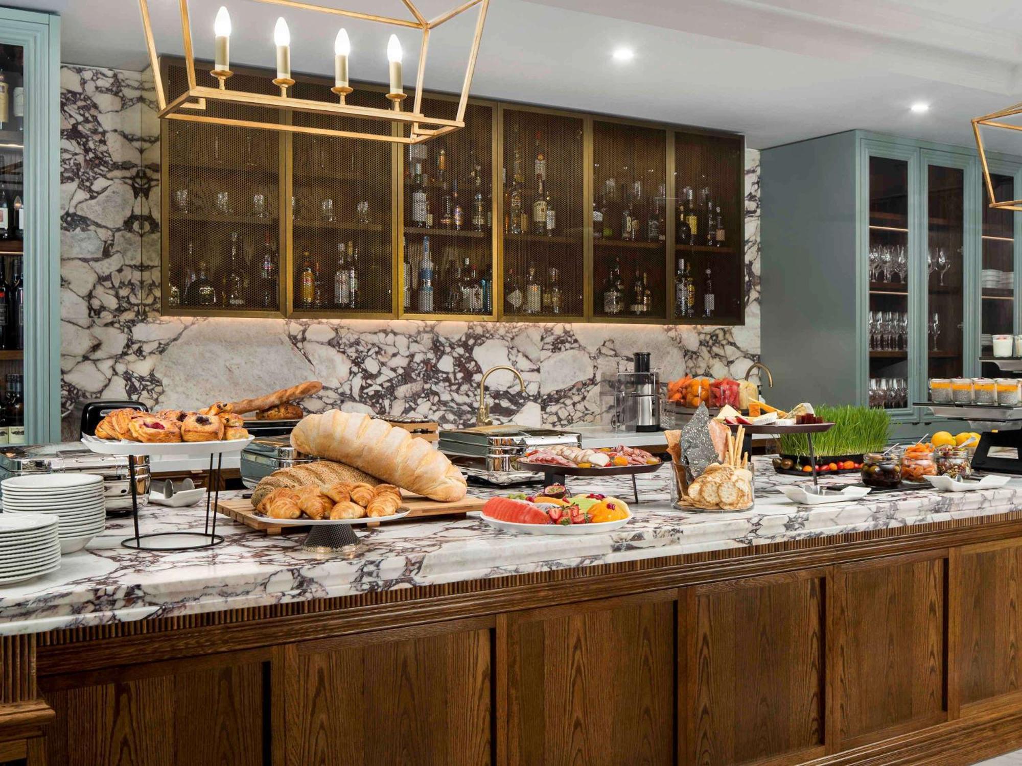 Pullman Melbourne City Centre Екстер'єр фото The buffet at the hotel's restaurant, The Kitchen