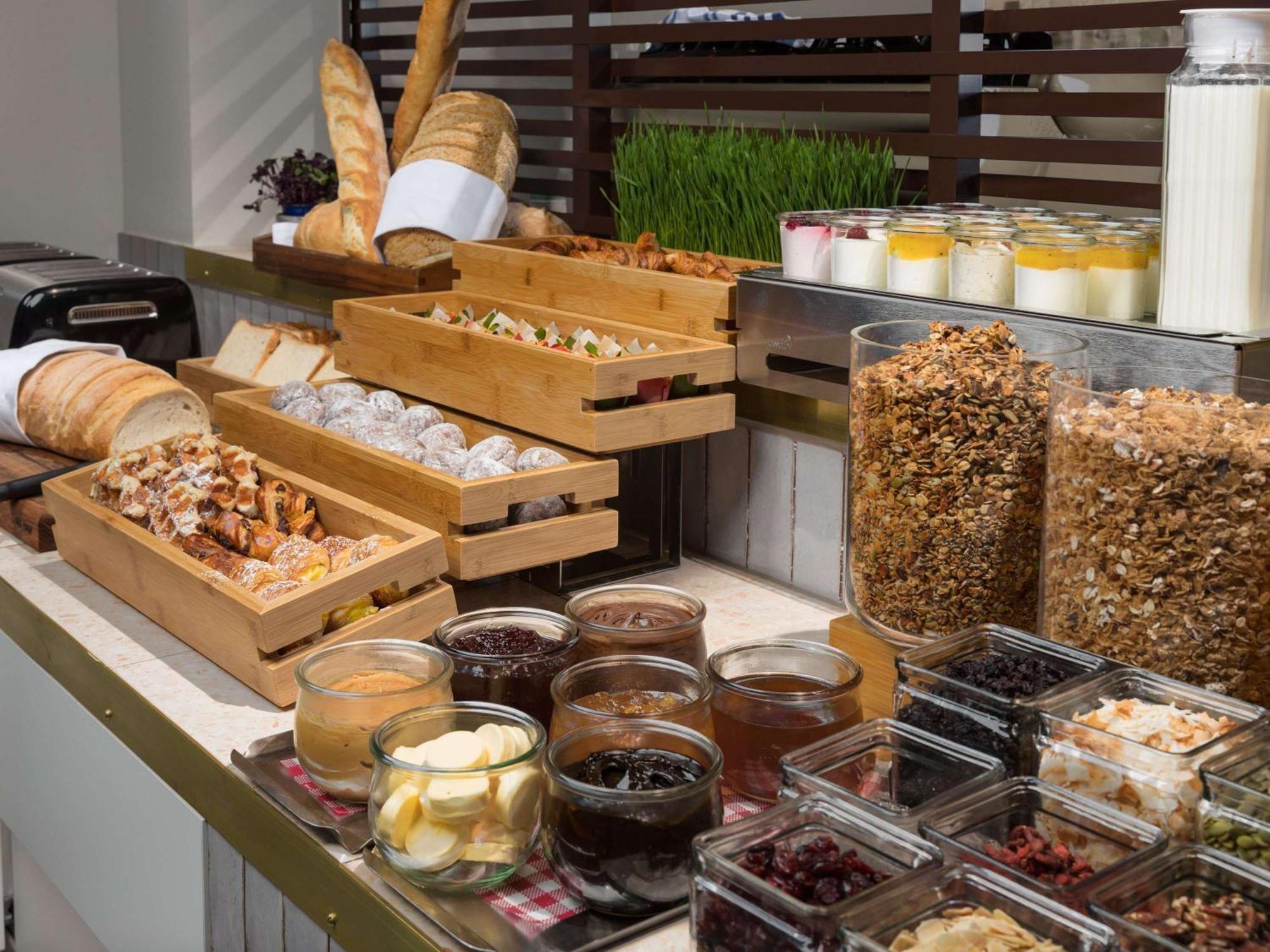 Pullman Melbourne City Centre Екстер'єр фото A breakfast buffet