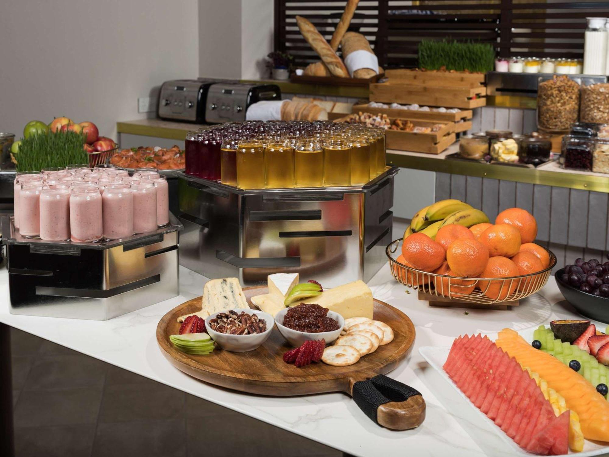 Pullman Melbourne City Centre Екстер'єр фото A buffet at a hotel