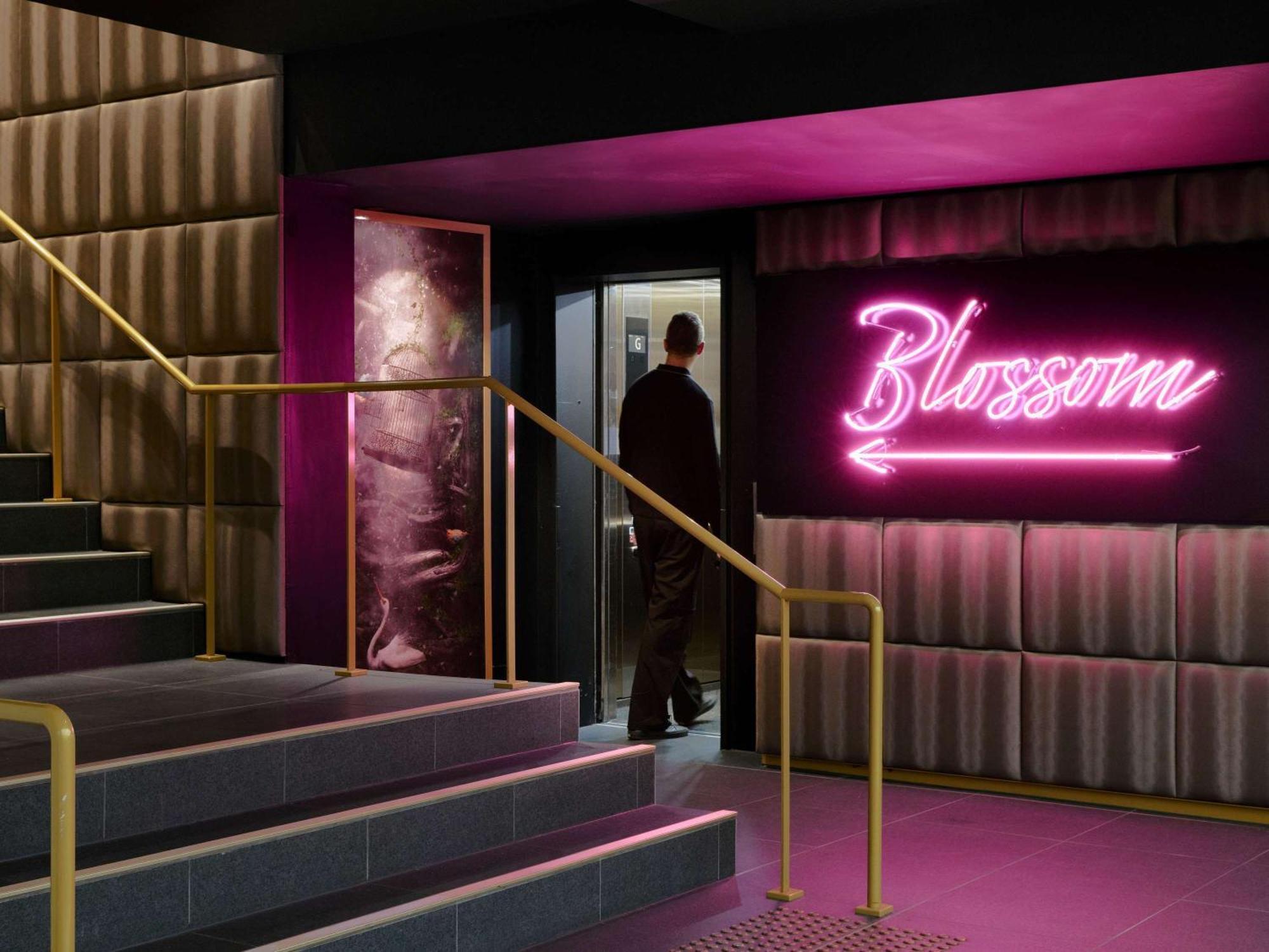 Pullman Melbourne City Centre Екстер'єр фото The entrance to the nightclub