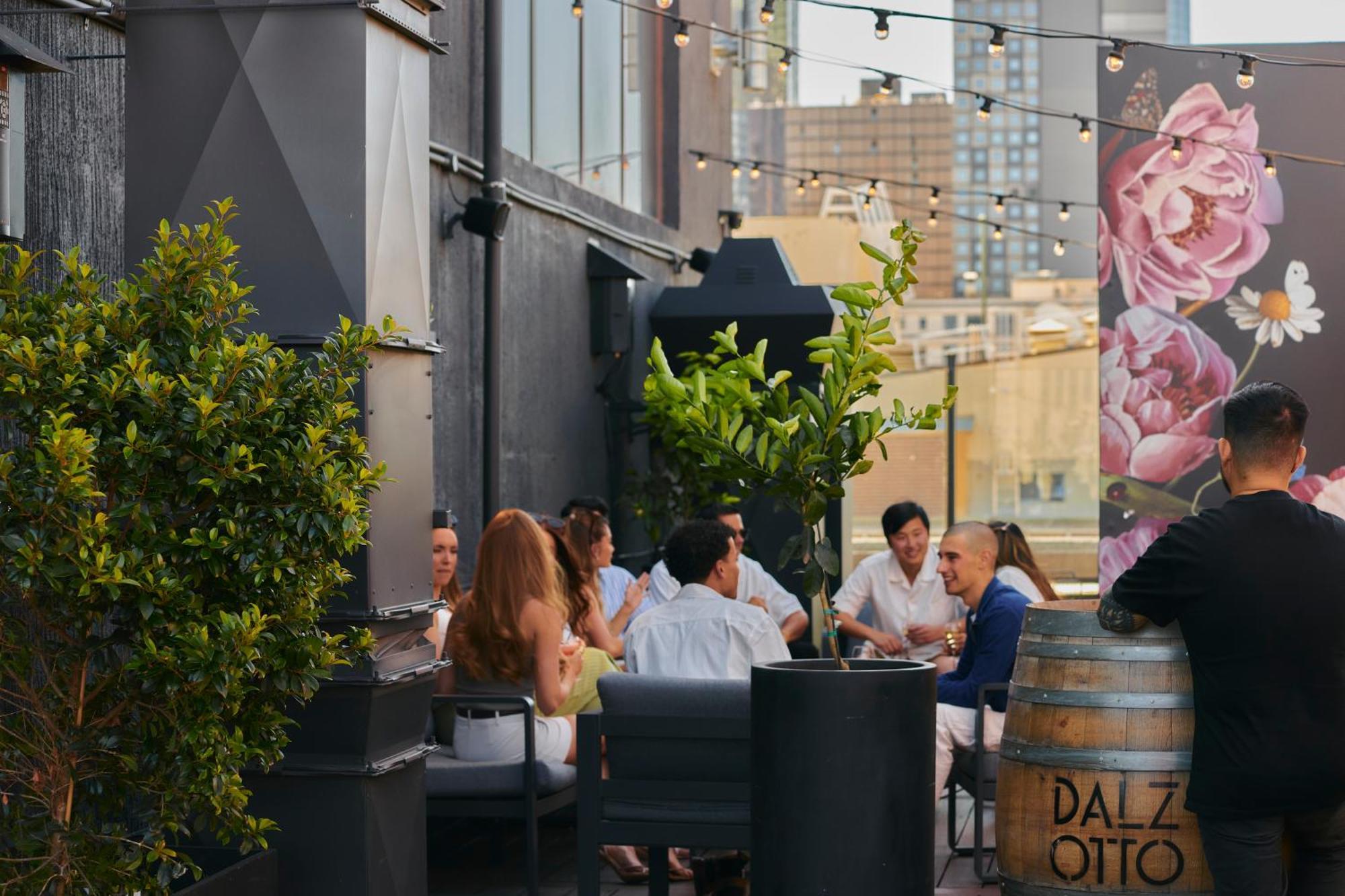 Pullman Melbourne City Centre Екстер'єр фото The rooftop bar at the Hotel Indigo